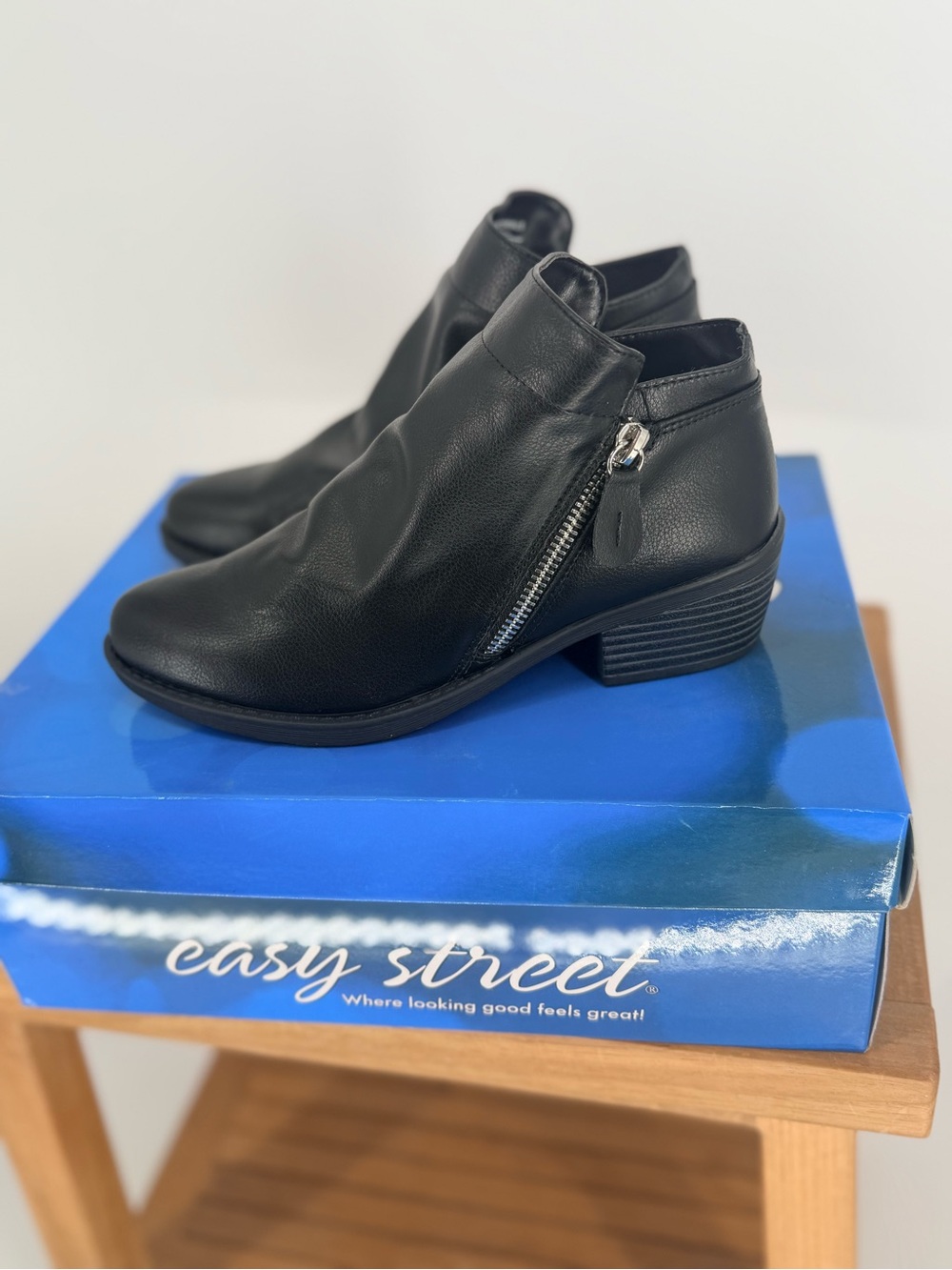 New easy street Black Side-Zip Ankle Booties size 5 1/2